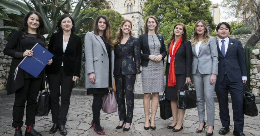 Europeos creen que rol más importante de la mujer es el cuidado del hogar