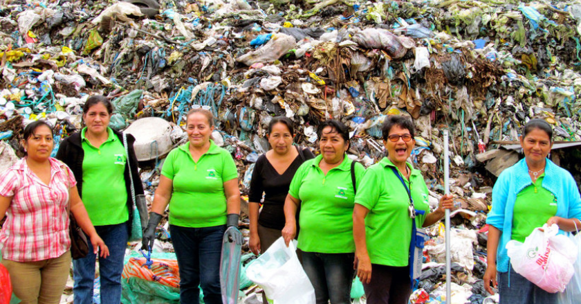 ‘Tejiendo el futuro’: Mujeres violentadas en Ecuador convierten la basura en arte