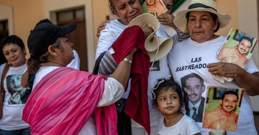 Las mujeres de México que rastrean fosas clandestinas para encontrar a sus muertos