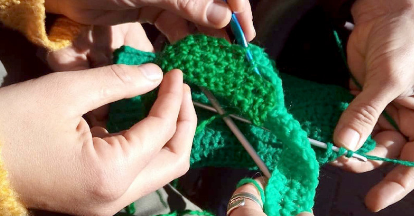 El proyecto argentino que aspira a tejer la bandera feminista más grande del mundo