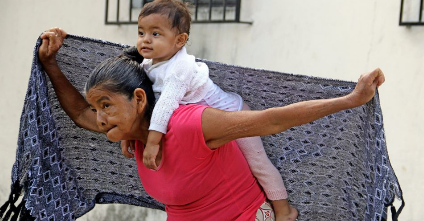 ¿Deben las abuelas cuidar a los nietos? Expertos responden