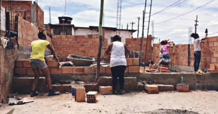 Arquitectura en la Periferia: mujeres enseñando a mujeres a construir sus casas en Brasil