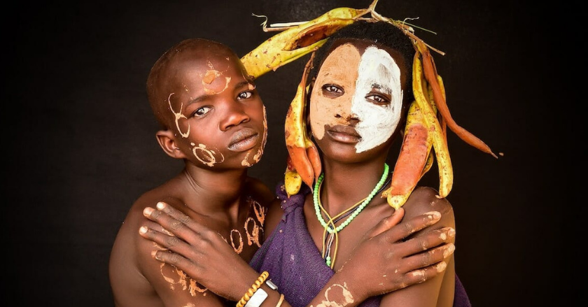Los retratos capturan la belleza de las mujeres de la tribu Suri de Etiopía