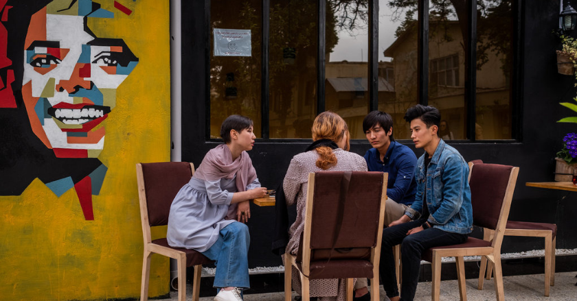Las mujeres afganas encuentran en cafeterías un espacio para la liberación