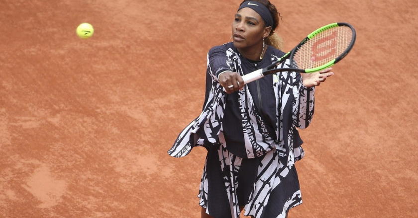 El potente mensaje feminista de la chaqueta de Serena Williams en Roland Garros