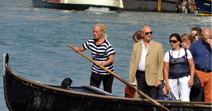 Mujeres gondoleras enseñan el arte de remar en Venecia
