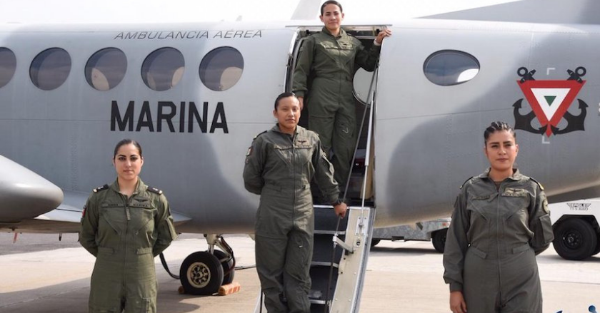 Histórico: la Marina presume a su primera tripulación aérea sólo de mujeres