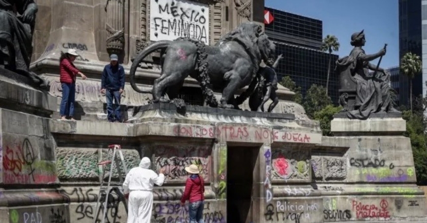Piden restauradoras no retirar pintas del Ángel hasta resolver violencia contra mujeres