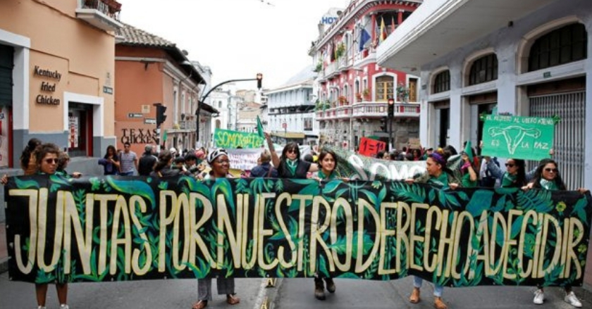 Cientos de mujeres marchan por la despenalización del aborto en Ecuador