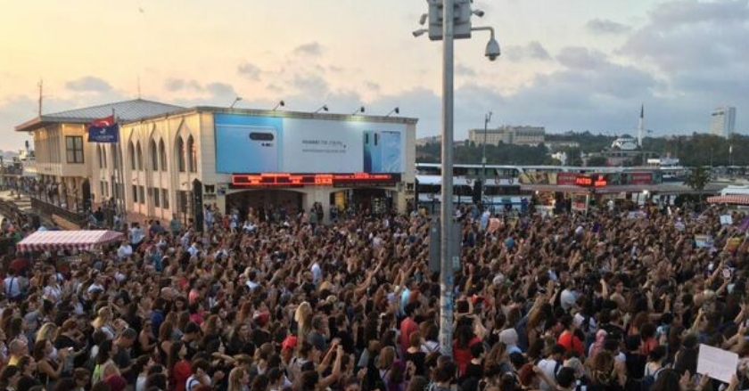 Turquía se levanta contra la violencia machista tras la difusión en redes del asesinato de una mujer delante de su hija