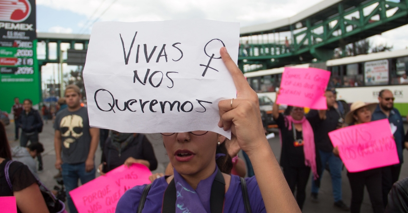 En silencio, mujeres marchan en la CDMX contra la violencia feminicida