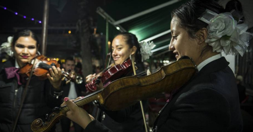 Las mujeres abren grietas en el machismo de los mariachis