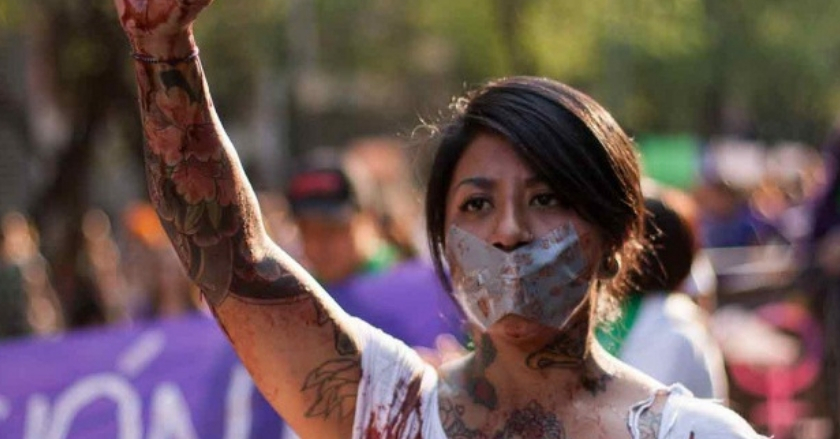 Mujeres participan en marcha #TerremotoFeminista en CDMX