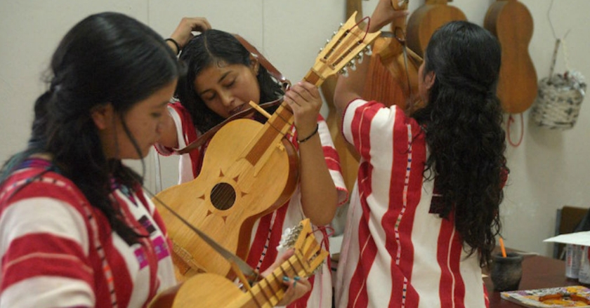 Mujeres tzeltales rompen barreras de género en Chiapas al interpretar música ancestral
