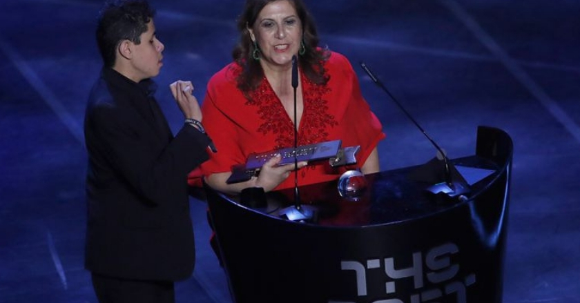 Mamá de niño invidente, ganadora de premio The Best a la mejor aficionada