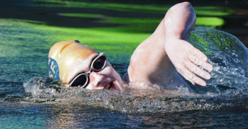 Sarah Thomas, la sobreviviente de cáncer que cruzó a nado el canal de la Mancha 4 veces sin parar