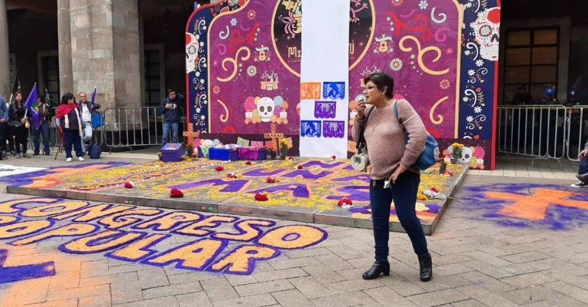 Colocan ofrenda por mujeres desaparecidas y funcionarios las retiran