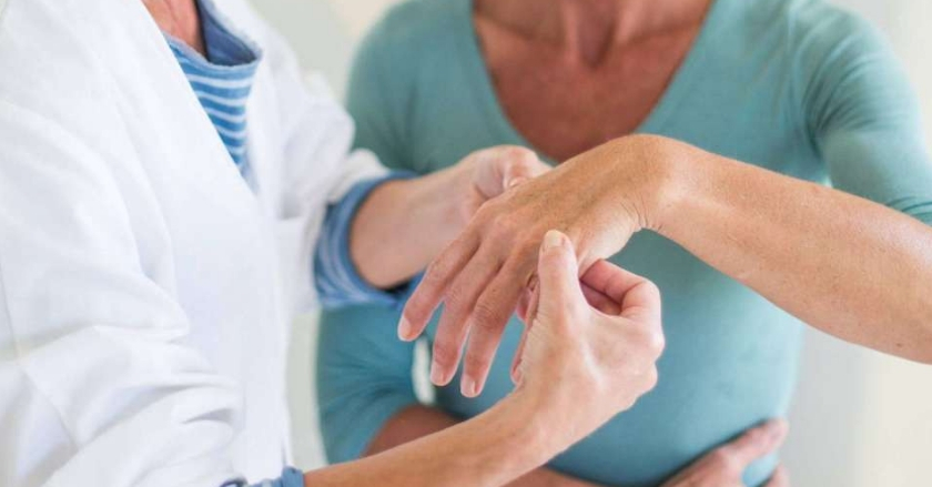 Mujeres jóvenes son el principal blanco de la artritis reumatoide