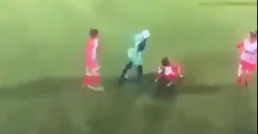 Jugadoras se viralizan por reacción a caída de hiyab de su rival