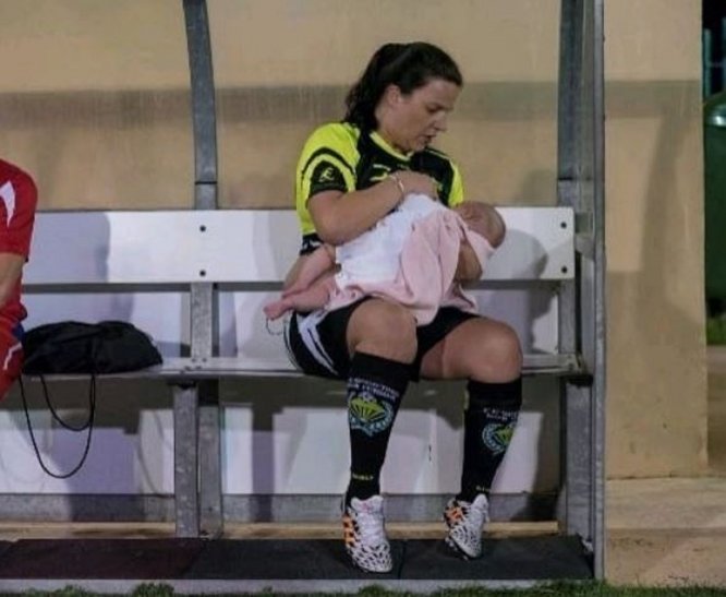 Ruth Ruano da el pecho a su bebé en mitad de una práctica