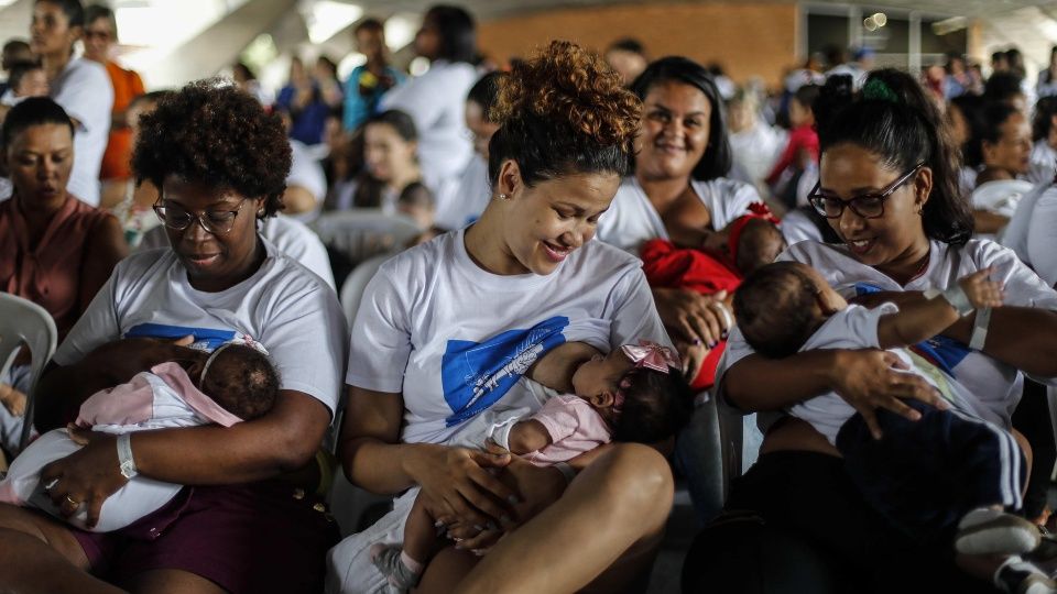 Mil mujeres amamantan a sus hijos en Río en defensa de la lactancia materna