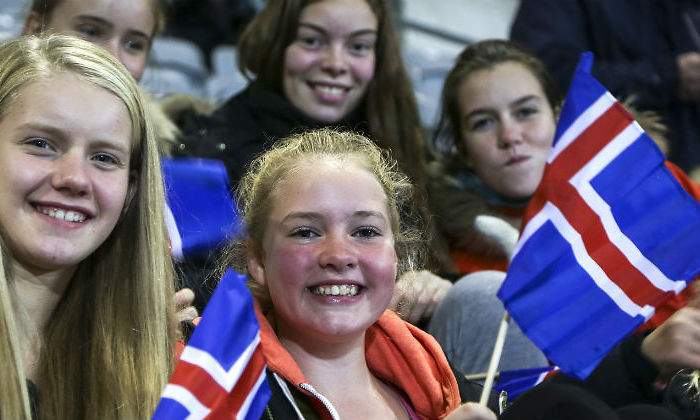 Islandia prohíbe por ley que las mujeres cobren menos que los hombres