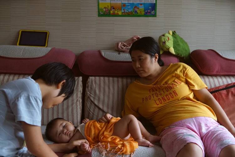 Las madres que trabajan en China afirman que las despiden o las marginan