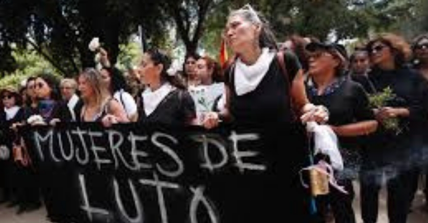 Mujeres rinden respeto a los muertos en protestas de Chile