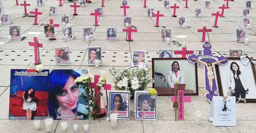 Colocan altar por feminicidios en el Monumento a la Revolución