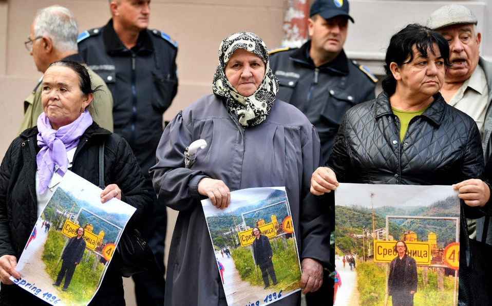 Mujeres de Bosnia protestan contra Nobel para escritor Peter Handke