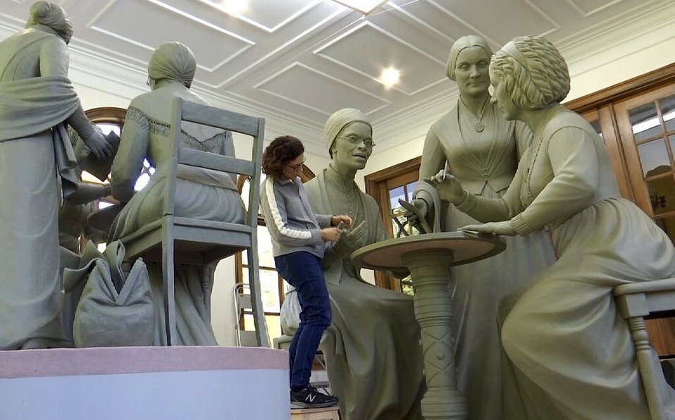 Escultora crea las primeras estatuas de mujeres reales para Central Park