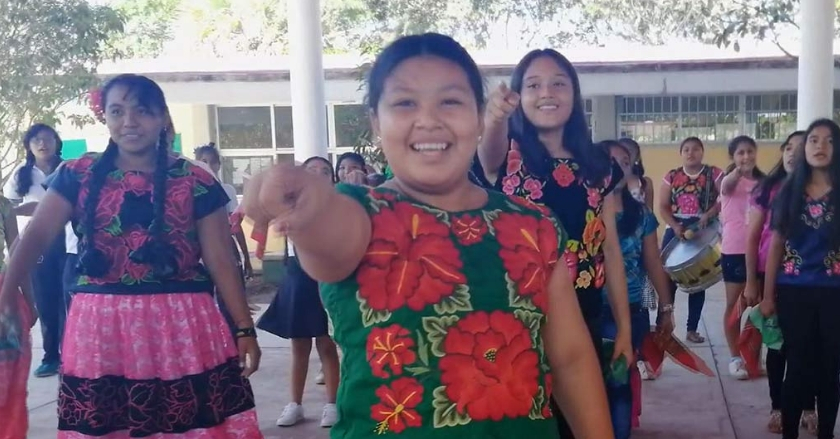 Jóvenes zapotecas entonan ‘Un violador en tu camino’ en Oaxaca