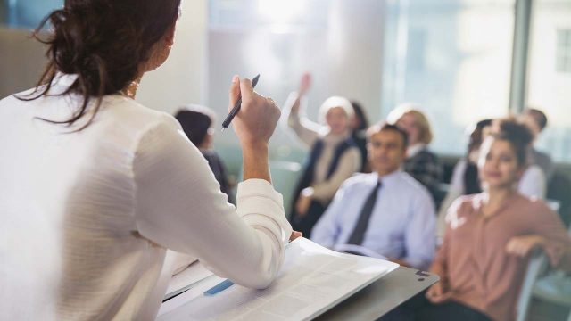 Muy pocas mujeres dirigen grandes empresas en Europa: estudio