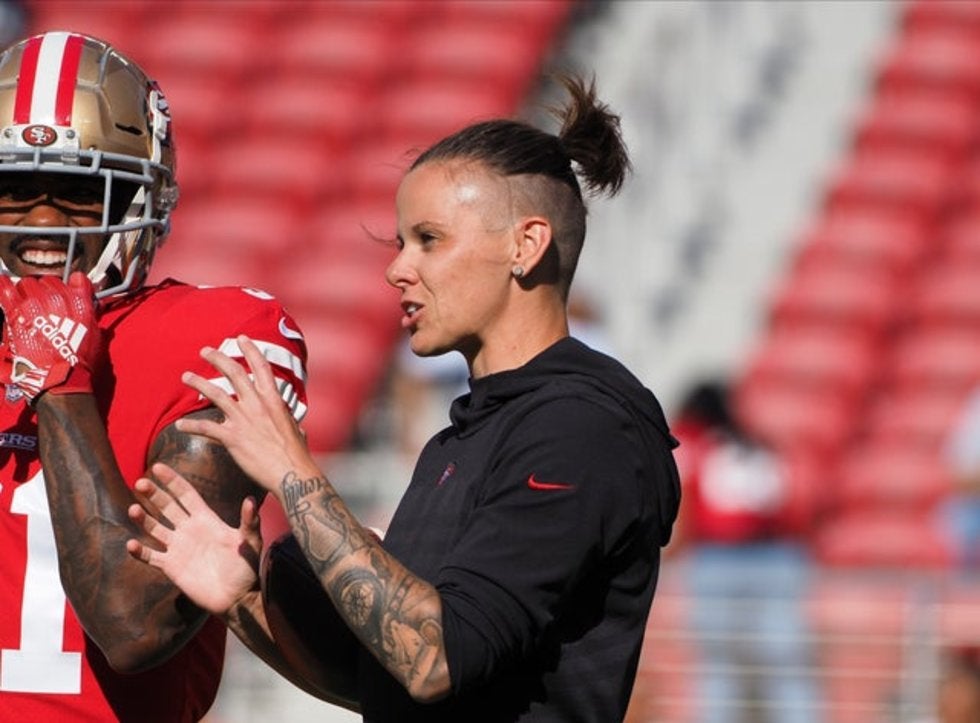 Ella es Katie Sowers, la primera mujer entrenadora que disputará un Super Bowl