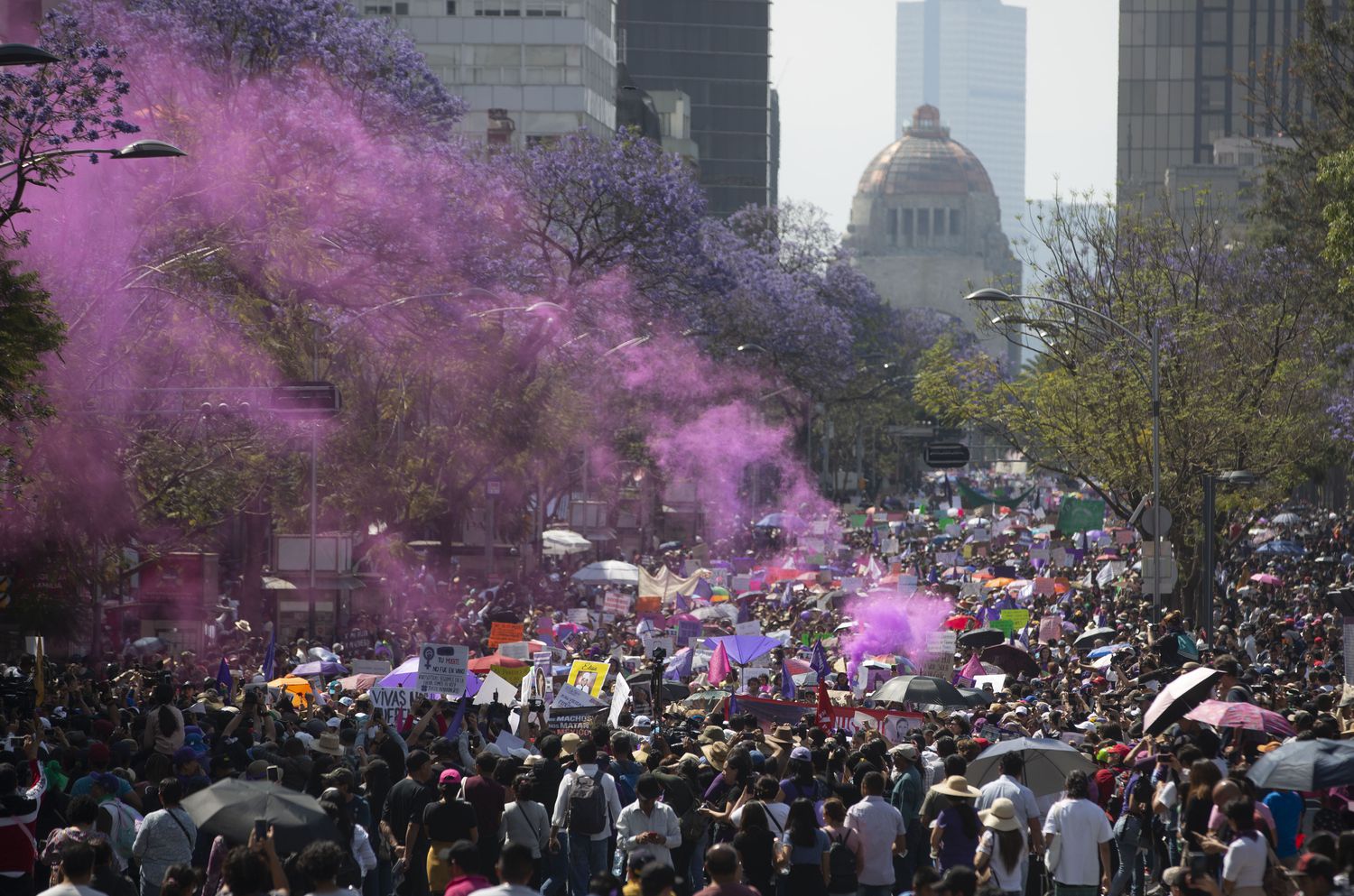 Las mujeres mexicanas exhiben su fuerza y desbordan las calles de la capital en una marcha histórica
