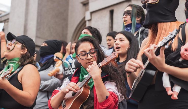 Mujeres cantaron versión feminista de “Mi muñeca me habló” en Concepción