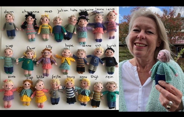 Maestra extrañaba tanto a sus alumnos que los tejió en forma de muñequitos