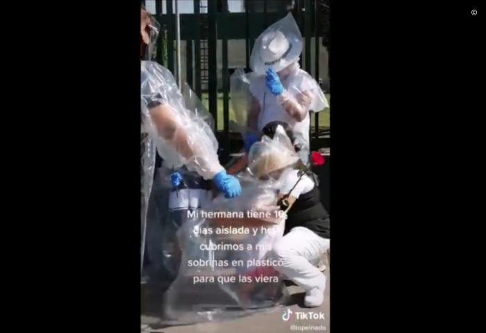 VIDEO: Niñas se cubren de plástico para abrazar a su mamá enfermera