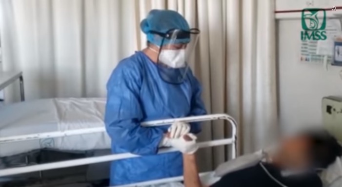 Enfermera del IMSS canta a pacientes con COVID-19 para animarlos (VIDEO)