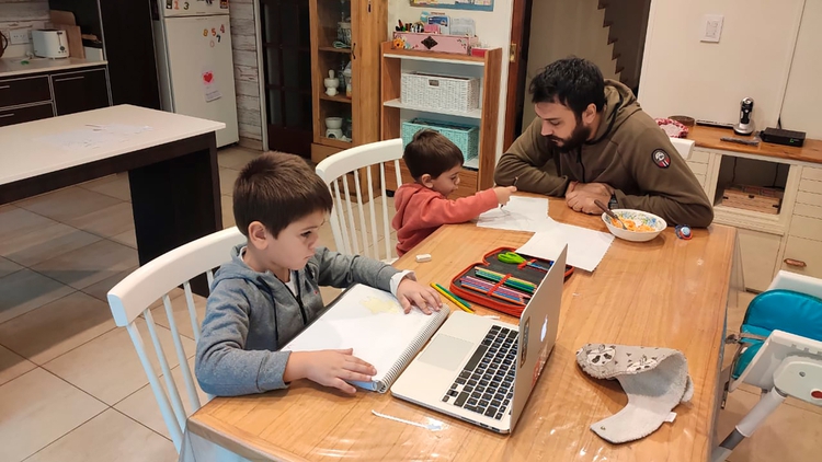 “No es amor, es trabajo invisible”: obligados a la reclusión, muchos hombres descubrieron la carga del trabajo que las mujeres hacen en casa