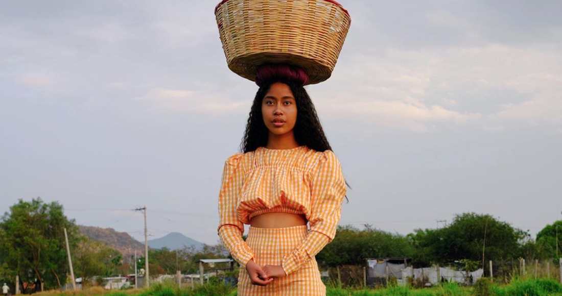 Karen Vega se convierte en la primera modelo oaxaqueña en aparecer en la portada de Vogue