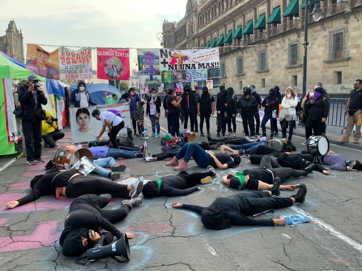 Protestan mujeres contra feminicidios frente a Palacio Nacional