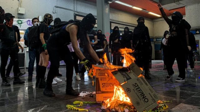 Feministas piden a AMLO tomar clases de género para evitar dichos perjudiciales