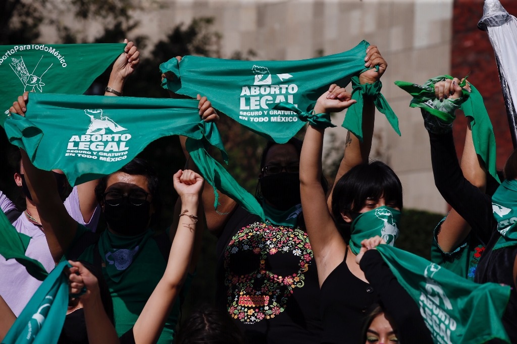 Feministas instan a legislar a favor de mujeres y niñas en materia de salud sexual