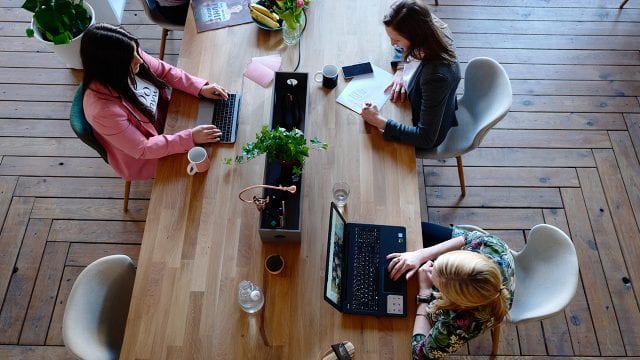Las mujeres trabajan más horas en el hogar y la oficina que los hombres: Inegi