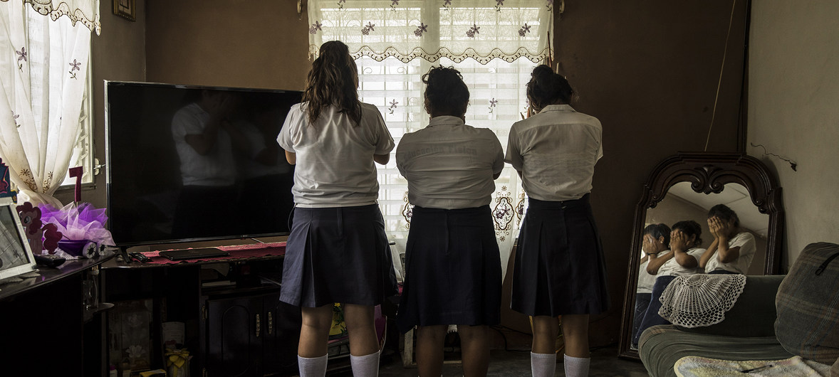 La trata de mujeres y niñas se extiende al ciberespacio por medio de las redes sociales