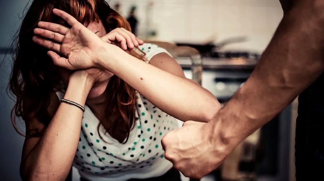 Violencia contra las mujeres y el encierro durante la pandemia bloquean el desarrollo de la mujer: Equis Justicia