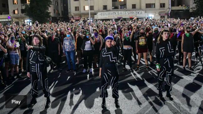 Chile: miles de mujeres volvieron a realizar el canto “Un violador en tu camino” en el aniversario de su presentación