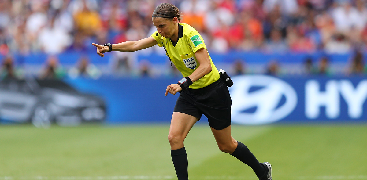 ¿Quién es Stéphanie Frappart, la primera mujer árbitro en dirigir en Champions League?
