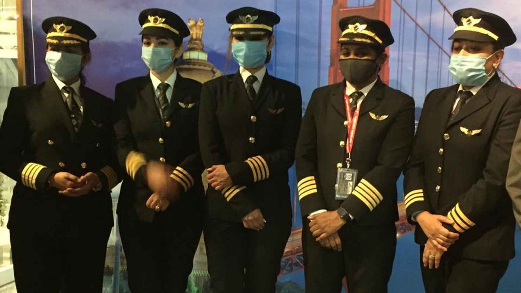El vuelo histórico de cuatro pilotos indias: el viaje más largo sin escala con sólo mujeres al mando